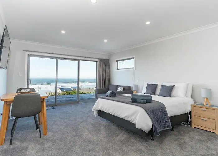 Kaka Point Views Apartment 2